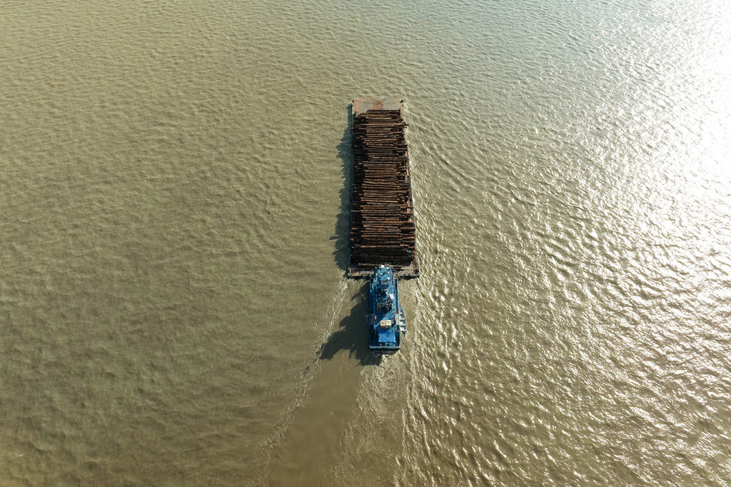 Судно перевозит груз по реке Амазонке.